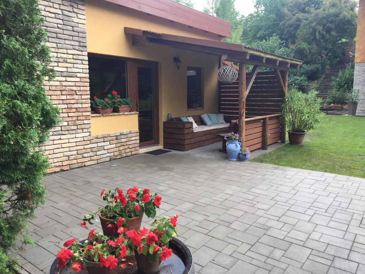 Tulipan Apartman Eger Exterior foto